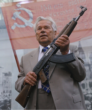 M. Kalashnikov avec son AK-47